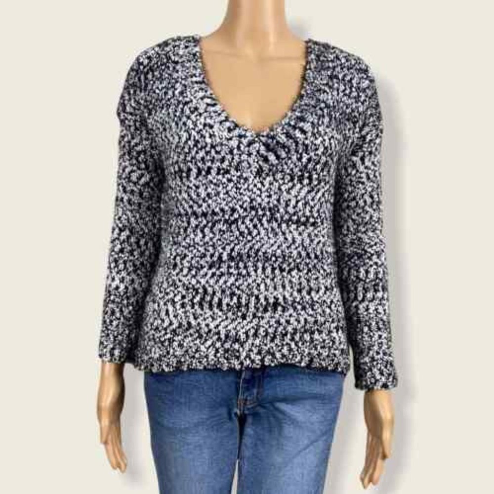 NWT Yes Lola Black White Fuzzy Textured Twist Knit V-Neck Long Sleeve Sweater S